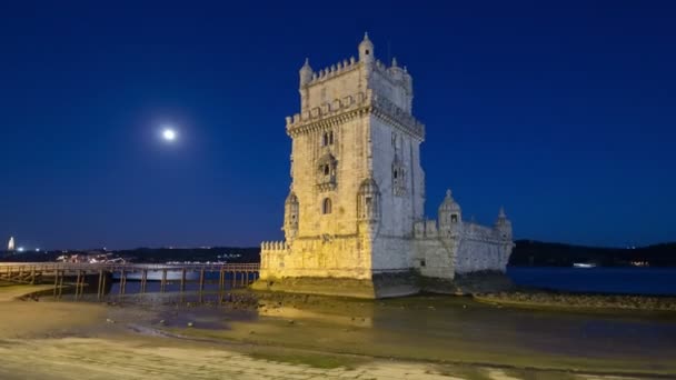 Lizbona, Portugalia. Belem wieży Torre de Belém jest Baszta znajduje się u ujścia rzeki Tag hyperlapse timelapse — Wideo stockowe