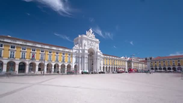 Commerce square in der Innenstadt von Lissabon portugal, in der Nähe des Flusses Taguus ist einer der größten Plätze in Europa Zeitraffer-Hyperlapse — Stockvideo