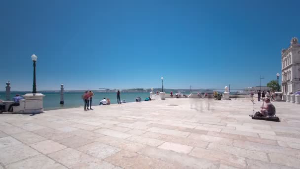 リスボン市内長時間タイムラプスの広場ダウンタウン商業列ワーフ視点 — ストック動画