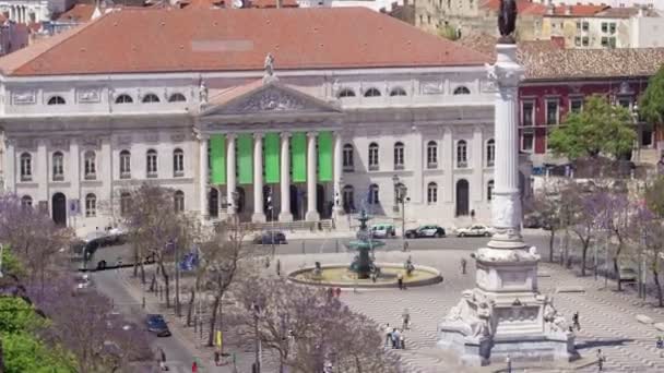 Place Rossio dans le centre de Lisbonne avec un monument du roi Pedro IV de Santa Justa Ascenseur. Le Portugal. timelapse — Video