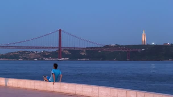 Köprü 25 de Abril alacakaranlıkta, Lizbon, Portekiz timelapse Tagus Nehri üzerinde — Stok video