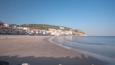 Küçük kasaba Sesimbra, Portekiz, panorama timelapse hyperlapse kumsalda
