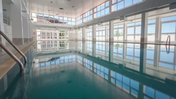 Vista de una piscina cubierta en un hotel timelapse, Sesimbra, Portugal — Vídeos de Stock