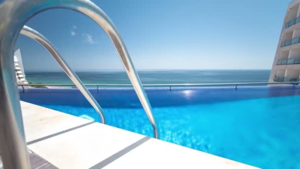 Ξενοδοχείο πισίνα με ηλιόλουστη αντανακλάσεις timelapse, Sesimbra, Πορτογαλία — Αρχείο Βίντεο