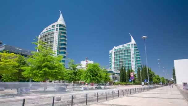 Edificios modernos en el Parque de las Naciones en Lisboa, Portugal timelapse hyperlapse — Vídeo de stock