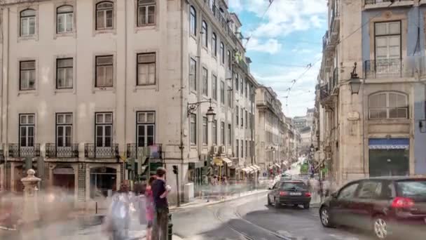 Famosa línea de tranvía 28 en el centro de Lisboa: los tranvías amarillos y azules paran en el timelapse de la estación de tranvía — Vídeo de stock