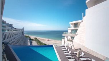 Gün görünümü Sesimbra, Portekiz, timelapse otelin modern Binası