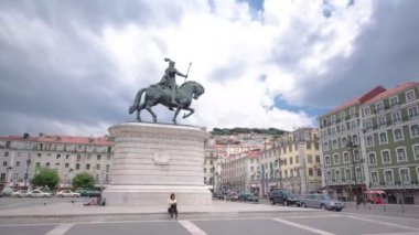 Figueira Baixa ilçe meydanında. Kral Dom Joao ben heykel ve Sao Jorge Kalesi hill timelapse hyperlapse üstüne