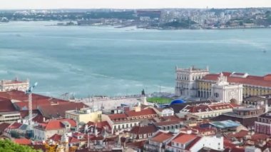 Lisboa şehir merkezinin kuş görünümü. Baixa rooftops Commerce square ve Tagus Nehri, arka plan ile. Portekiz timelapse