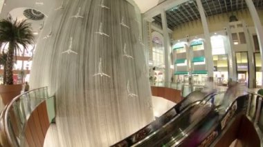 Alışveriş merkezinin içindeki şelale, dünyanın en büyük alışveriş merkezi, Dubai, Birleşik Arap Emirlikleri zaman dilimi.