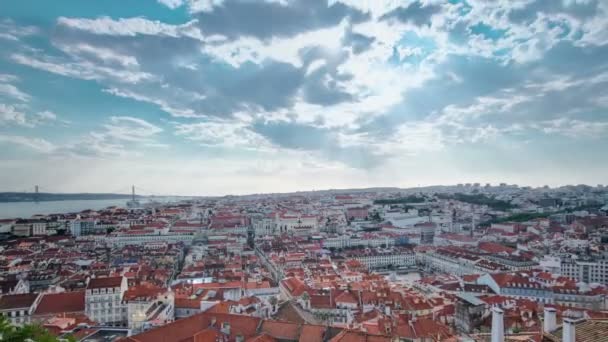 Blick auf die historische Lisbon baixa Innenstadt und den Fluss Tagus, vom Schloss São Jorge St. George in Lissabon, portugiesische Zeitraffer — Stockvideo