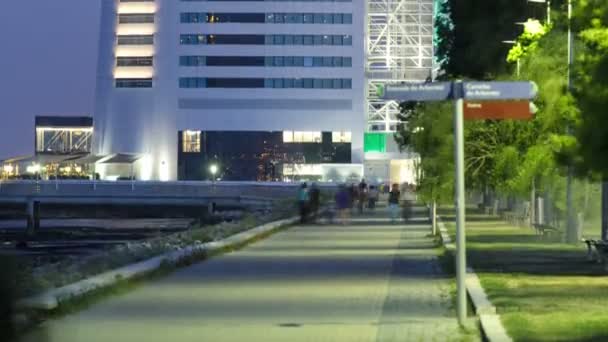 Camine cerca de Hotel Tower en el Parque de las Naciones con timelapse de marea baja de día a noche — Vídeos de Stock