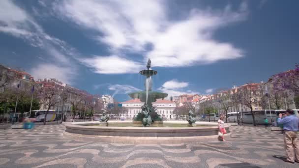 Den National Theatre D. Mariaen. Rossiotorget med fontän, Lissabon, Portugal timelapse hyperlapse — Stockvideo