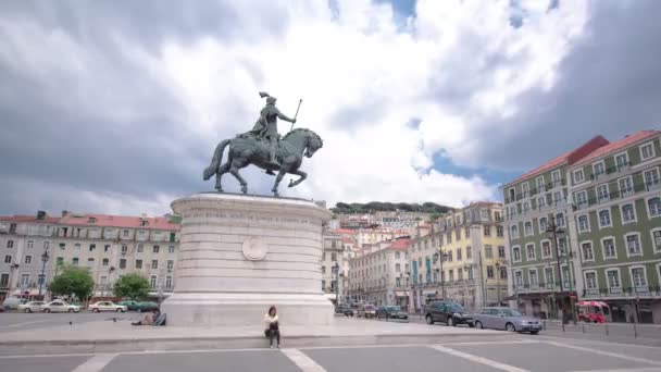 Placem Figueira w dzielnicy Baixa. Król Dom Joao I posąg i Sao Jorge zamek na szczycie wzgórza timelapse hyperlapse — Wideo stockowe