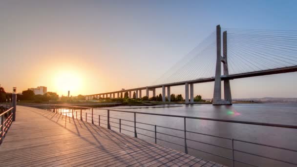 Ponte Vasco da Gama durante o pôr-do-sol e a maré baixa em Lisboa, Portugal. Prazo de validade — Vídeo de Stock