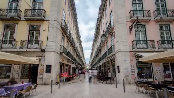 Улица Августа видна в конце, соединяющей самую знаменитую Лиссабонскую улицу. Timelapse . — стоковое видео
