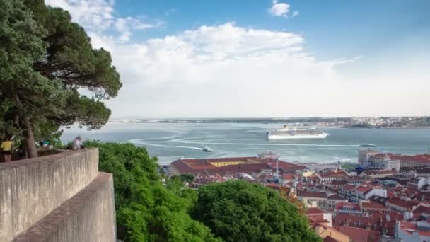 Вид на історичний центр міста Лісабона-Байша і річку Тежу, САО Jorge Святого Георгія між замком в Лісабоні, Португалія timelapse — стокове відео