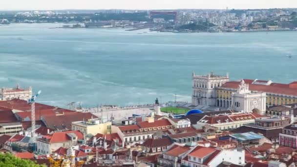 Vista de aves del centro de Lisboa. Techos de Baixa con la plaza del Comercio y el río Tajo al fondo. Portugal timelapse — Vídeos de Stock