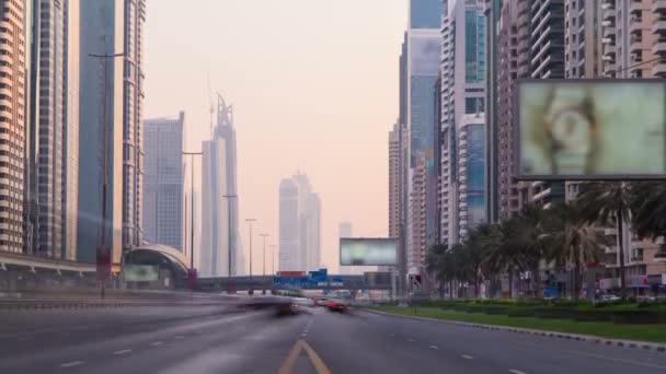 Affärer i Dubai Shiekh Zayed road vid solnedgång, Uae timelapse — Stockvideo