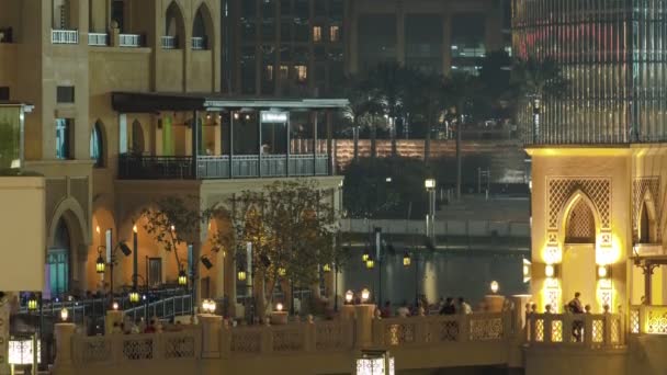 Dubai 'deki en büyük müzik çeşmesinin yanındaki köprü, BAE zaman ayarlı. — Stok video