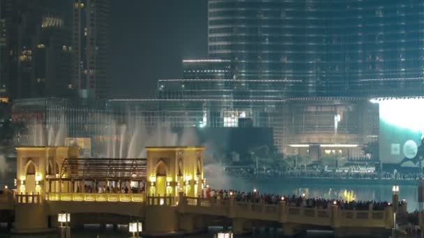 アラブ首長国連邦ドバイ最大の音楽噴水の近くの橋のタイムラプス — ストック動画
