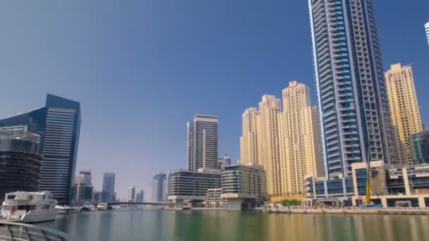 Rascacielos Dubai Marina. Vista desde el terraplén hiperlapso timelapse — Vídeo de stock