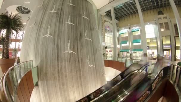 Waterval Binnen in het winkelcentrum, 's werelds grootste winkelcentrum, Dubai, Verenigde Arabische Emiraten timelapse — Stockvideo