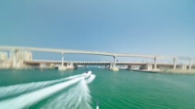 Gemi Restoran tekne gezisine Dubai Yat Limanı kanalda tarafından. Dubai, Birleşik Arap Emirlikleri timelapse hyperlapse Bölüm 5
