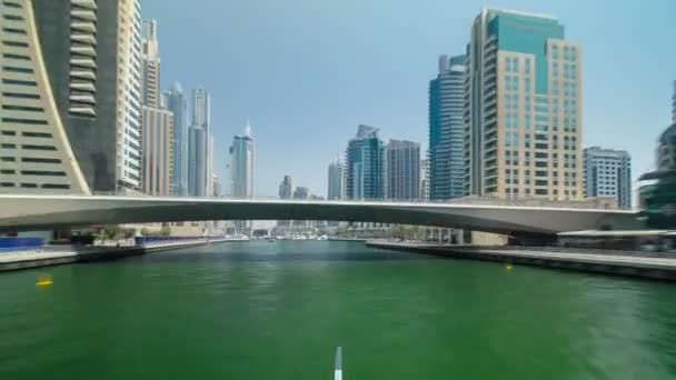 Поездка на корабле-ресторане у канала в Дубай Марина. Dubai, UAE timelapse hyperlapse part 2 — стоковое видео