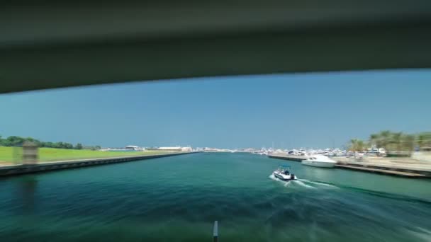 Paseo en barco en el barco restaurante por el canal en Dubai Marina. Dubai, Emiratos Árabes Unidos lapso de tiempo hiperlapso parte 3 — Vídeo de stock