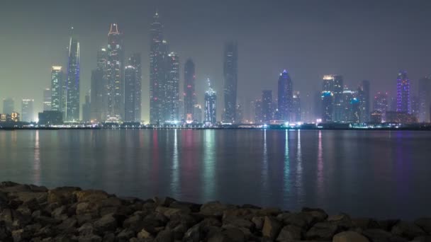 Dubai Marina panoramę widzianą z Palm Jumeirah, Dubaj, Zjednoczone Emiraty Arabskie. Timelapse — Wideo stockowe
