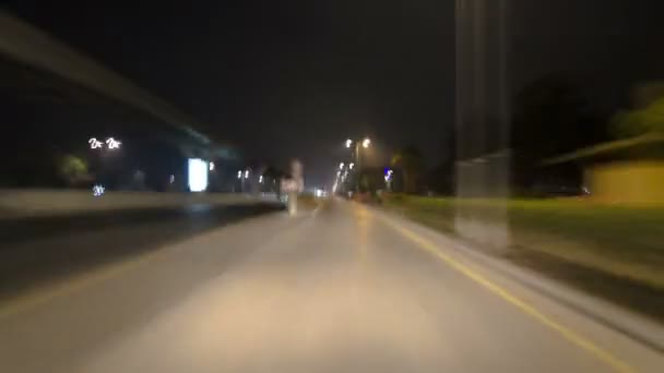 道路和隧道晚上，阿联酋游戏中时光倒流在迪拜朱美拉棕榈岛上 — 图库视频影像