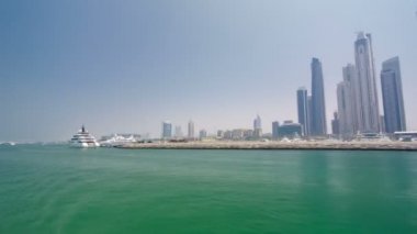 Gemi Restoran tekne gezisine Dubai Yat Limanı kanalda tarafından. Dubai, Birleşik Arap Emirlikleri timelapse hyperlapse