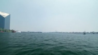 Dubai, Birleşik Arap Emirlikleri timelapse Bölüm 2 dereye geleneksel Abra teknede geziye