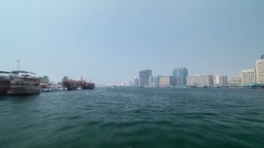 Dubai, Birleşik Arap Emirlikleri timelapse Bölüm 6 dereye geleneksel Abra teknede geziye