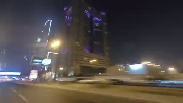Hajt a Sheikh Zayed úton, Dubai éjjel, Egyesült Arab Emírségek timelapse-rész 2 — Stock videók