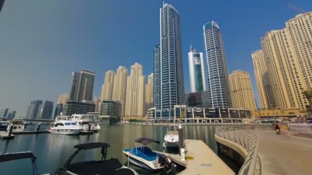 Rascacielos Dubai Marina. Vista desde el lapso de tiempo del terraplén — Vídeos de Stock