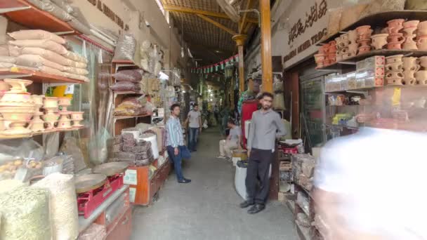 Dubai Spice Souk or the Old Souk est un marché traditionnel à Dubaï, Émirats arabes unis hyperlapse timelapse — Video