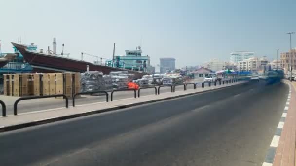 小船在港口赛义德沿 Deiras 岸边的迪拜，阿拉伯联合酋长国。游戏中时光倒流视图从路 — 图库视频影像