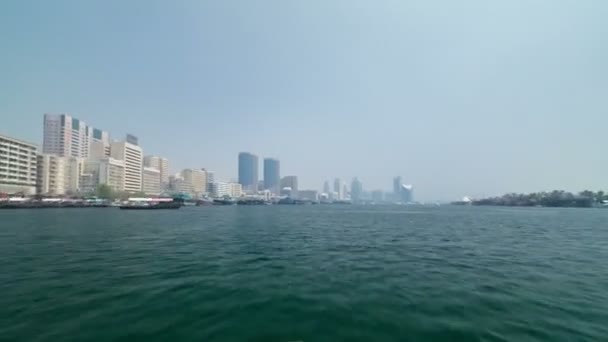 在迪拜，阿拉伯联合酋长国游戏中时光倒流第 1 部分中的小溪里的传统阿布拉船上游览 — 图库视频影像