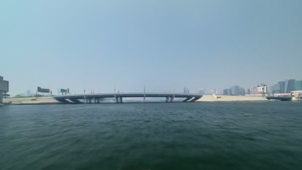 Excursie op traditionele Abra op het eiland boot op de creek in Dubai, Uae timelapse deel 4 — Stockvideo