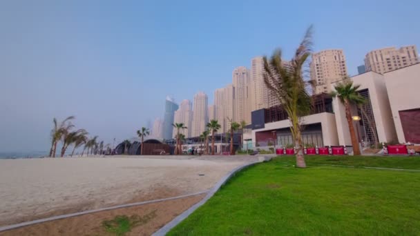 Dubai Jumeirah Beach Residence Panorama met palmen timelapse — Stockvideo