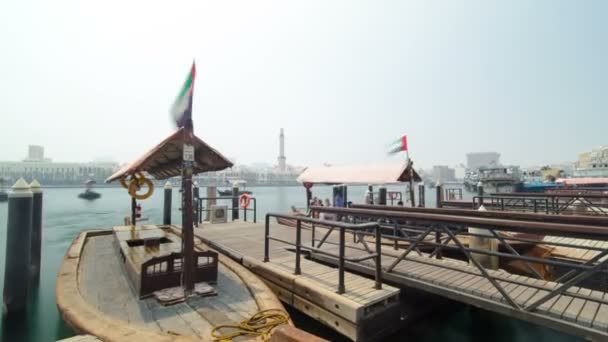 Kapal-kapal di Port Saeed di sepanjang pantai Deiras di Dubai Creek, UEA. Waktu jeda — Stok Video