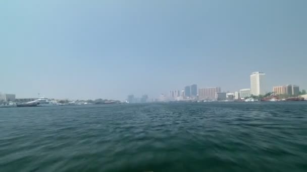 Excursie op traditionele Abra op het eiland boot op de creek in Dubai, Uae timelapse deel 5 — Stockvideo