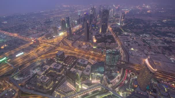 迪拜市中心从一天到晚上转型与城市里的灯光从迪拜塔游戏中时光倒流 — 图库视频影像