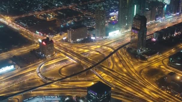 Flygfoto över motorvägen korsningen i Dubai, Förenade Arabemiraten. Utsikt från höjden av Burj Khalifa timelapse — Stockvideo