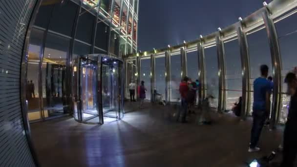 Στην κορυφή - Κατάστρωμα παρατήρησης του Burj Khalifa τη νύχτα. Ντουμπάι, Ηνωμένα Αραβικά Εμιράτα timelapse — Αρχείο Βίντεο
