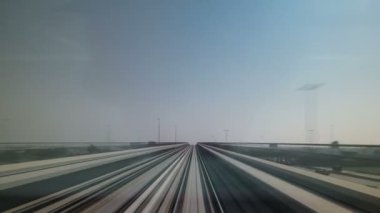 Dubai Metro. Metro Araba, Dubai, Birleşik Arap Emirlikleri şehirden bir görüntü. Timelapse