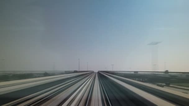 Dubaji metró. A kilátás a városra a metró kocsiban, Dubai, Egyesült Arab Emírségek. TimeLapse — Stock videók