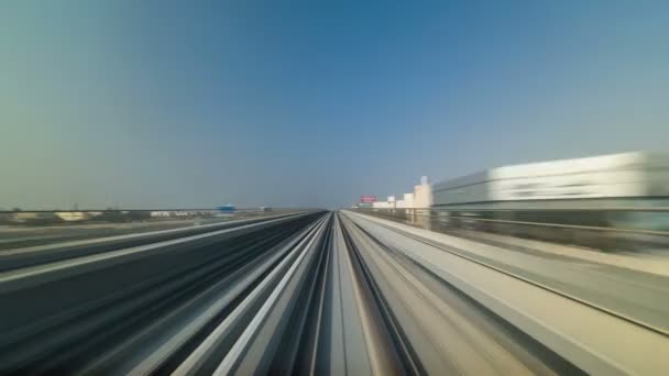Metro v Dubaji. Pohled na město od vůz metra, Dubaj, Spojené arabské emiráty. Timelapse — Stock video